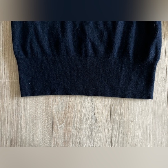 J.Crew Women’s Cashmere classic-fit crewneck sweater Navy - Size Small - Picture 4 of 10